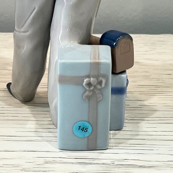 Vintage Lladro Guest of Honor Figurine 5877 Birthday Boy w Cake Presents RARE - Picture 7 of 10